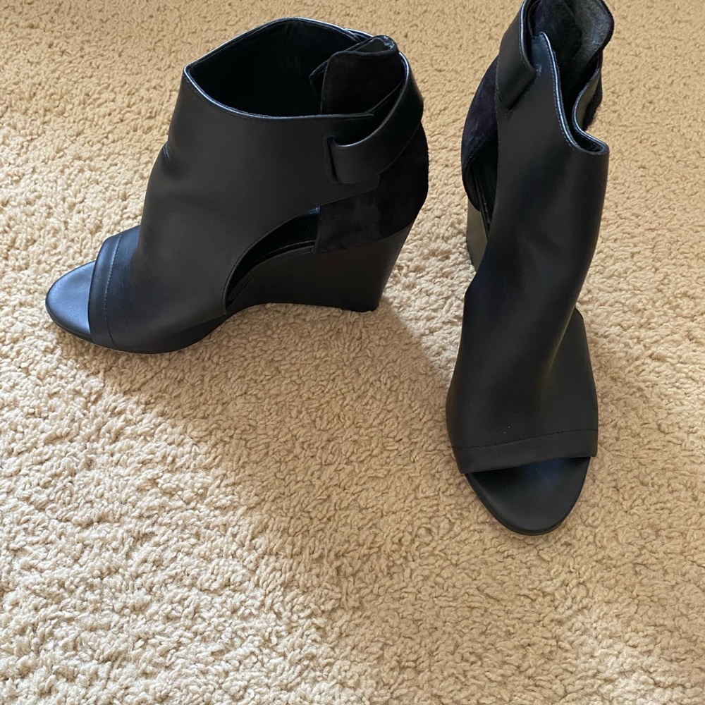 Vero Cuoio Black Wedge Peep-Toe Booties